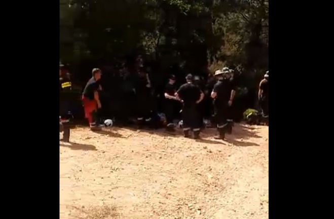 Γορτυνία | Πυροσβέστες από τη Μεγάλη Βρετανία στη φωτιά της Κάπελης (vd)