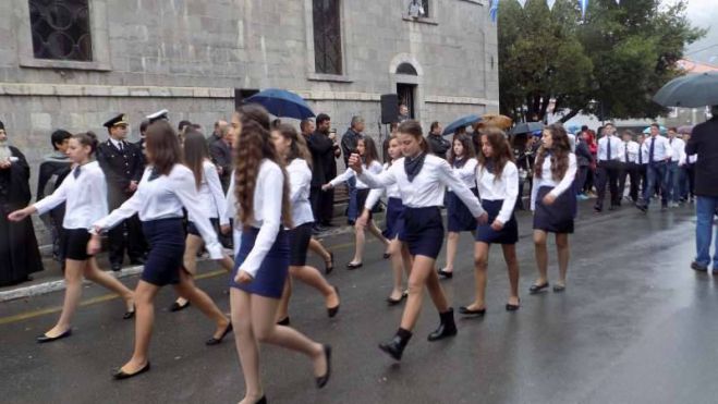 Με ψιλόβροχο η παρέλαση στη Βυτίνα (εικόνες)