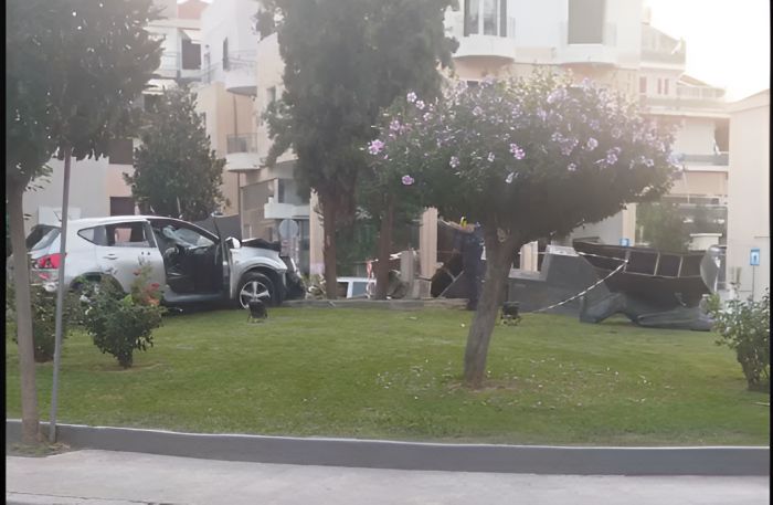 &Tau;&rho;ί&pi;&omicron;&lambda;&eta; | &Alpha;&upsilon;&tau;&omicron;&kappa;ί&nu;&eta;&tau;&omicron; "&sigma;&tau;&omicron;ύ&kappa;&alpha;&rho;&epsilon;" &sigma;&tau;&omicron; &mu;&nu;&eta;&mu;&epsilon;ί&omicron; &sigma;&tau;&eta;&nu; &pi;&lambda;&alpha;&tau;&epsilon;ί&alpha; &Epsilon;&theta;&nu;ά&rho;&chi;&omicron;&upsilon; &Mu;&alpha;&kappa;&alpha;&rho;ί&omicron;&upsilon; (&epsilon;&iota;&kappa;ό&nu;&epsilon;&sigmaf;)