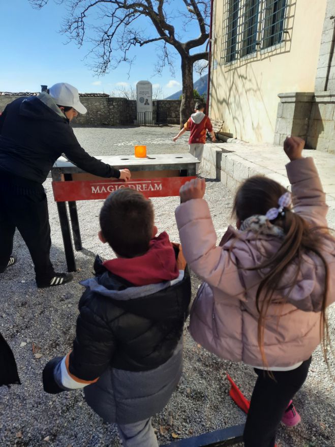 Μήνυμα από τα παιδιά του Νηπιαγωγείου Δημητσάνας: «Εμείς θέλουμε Παιχνίδια Χωρίς Σύνορα! Όχι πόλεμο!»