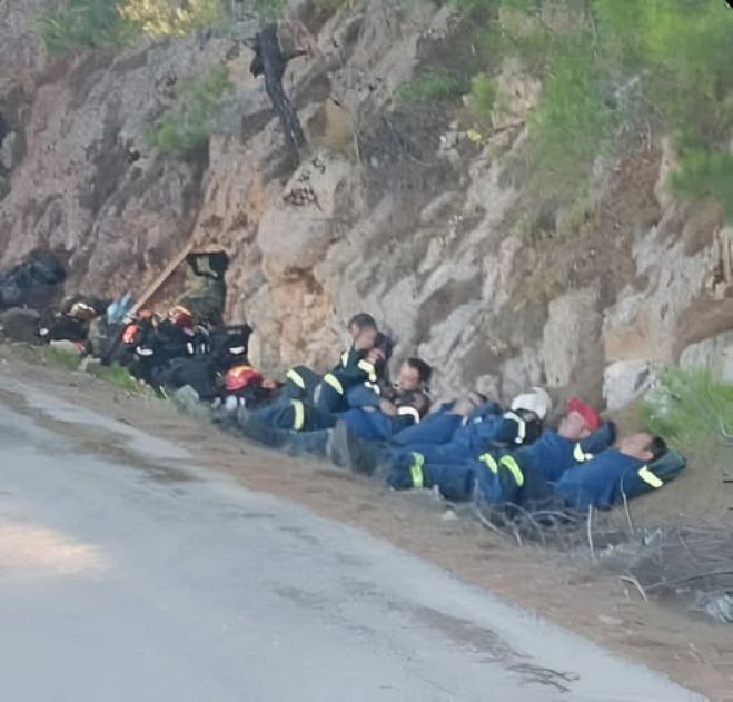 Ελλάδα | Εξαντλημένοι πυροσβέστες κοιμούνται στον δρόμο