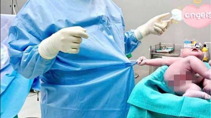 Viral η φωτογραφία με το νεογέννητο που δεν αφήνει το γιατρό να φύγει!