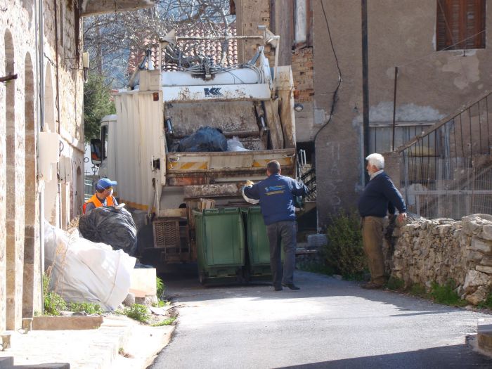 Έ&phi;&upsilon;&gamma;&alpha;&nu; &tau;&alpha; &sigma;&kappa;&omicron;&upsilon;&pi;ί&delta;&iota;&alpha; &alpha;&pi;ό &tau;&alpha; &Lambda;&alpha;&gamma;&kappa;ά&delta;&iota;&alpha;! (&epsilon;&iota;&kappa;ό&nu;&epsilon;&sigmaf;)