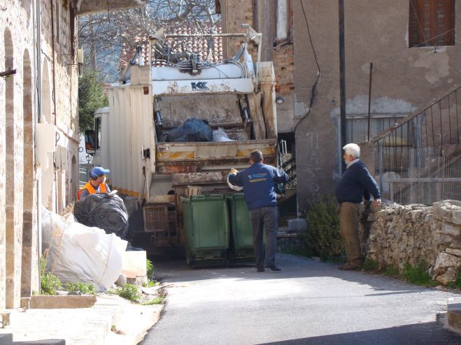 Έ&phi;&upsilon;&gamma;&alpha;&nu; &tau;&alpha; &sigma;&kappa;&omicron;&upsilon;&pi;ί&delta;&iota;&alpha; &alpha;&pi;ό &tau;&alpha; &Lambda;&alpha;&gamma;&kappa;ά&delta;&iota;&alpha;! (&epsilon;&iota;&kappa;ό&nu;&epsilon;&sigmaf;)