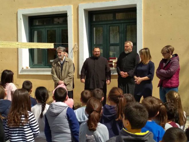 &Alpha;&pi;ό &mu;ί&alpha; &Kappa;&alpha;&iota;&nu;ή &Delta;&iota;&alpha;&theta;ή&kappa;&eta; &mu;&omicron;&iota;&rho;ά&sigma;&tau;&eta;&kappa;&epsilon; &sigma;&epsilon; &mu;&alpha;&theta;&eta;&tau;έ&sigmaf; &tau;&eta;&sigmaf; &Tau;&rho;ί&pi;&omicron;&lambda;&eta;&sigmaf;! (&epsilon;&iota;&kappa;ό&nu;&epsilon;&sigmaf;)