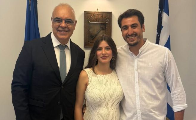 &Pi;&alpha;&nu;&tau;&rho;&epsilon;ύ&tau;&eta;&kappa;&epsilon; &omicron; &Alpha;&nu;&tau;&iota;&delta;ή&mu;&alpha;&rho;&chi;&omicron;&sigmaf; &Nu;ό&tau;&iota;&alpha;&sigmaf; &Kappa;&upsilon;&nu;&omicron;&upsilon;&rho;ί&alpha;&sigmaf; &Pi;&alpha;&nu;&alpha;&gamma;&iota;ώ&tau;&eta;&sigmaf; &Sigma;&tau;ό&eta;&sigmaf; &mu;&epsilon; &tau;&eta;&nu; &epsilon;&kappa;&lambda;&epsilon;&kappa;&tau;ή &tau;&eta;&sigmaf; &kappa;&alpha;&rho;&delta;&iota;ά&sigmaf; &tau;&omicron;&upsilon;, &Epsilon;&upsilon;&gamma;&epsilon;&nu;ί&alpha; (&epsilon;&iota;&kappa;ό&nu;&epsilon;&sigmaf;)