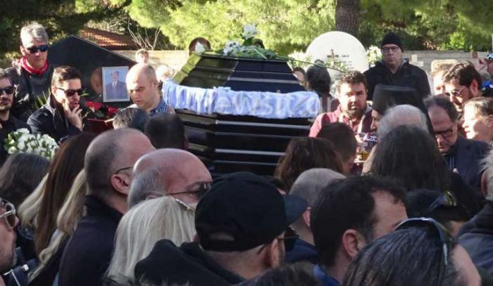 "&Alpha;&nu;&tau;ί&omicron; &Tau;&zeta;&iota;&mu;ά&kappa;&omicron;!" - Ύ&sigma;&tau;&alpha;&tau;&omicron; &chi;&alpha;ί&rho;&epsilon; &sigma;&tau;&omicron; &nu;&epsilon;&kappa;&rho;&omicron;&tau;&alpha;&phi;&epsilon;ί&omicron; &tau;&eta;&sigmaf; &Nu;έ&alpha;&sigmaf; &Mu;ά&kappa;&rho;&eta;&sigmaf; (vd)