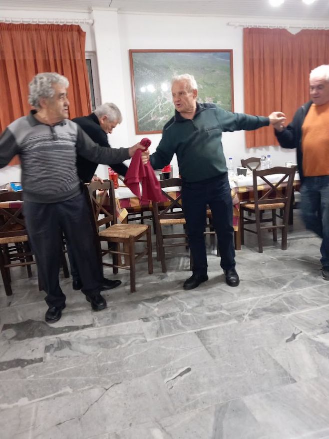 Ο Πολιτιστικός Σύλλογος και η Ενορία Αγίου Νικολάου Παπαρη έκοψαν την πίτα τους (εικόνες)