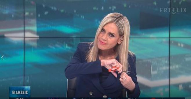 &Epsilon;&Rho;&Tau;3 | Έ&kappa;&omicron;&psi;&epsilon; &tau;&alpha; &mu;&alpha;&lambda;&lambda;&iota;ά &tau;&eta;&sigmaf; &tau;&eta;&nu; ώ&rho;&alpha; &tau;&omicron;&upsilon; &delta;&epsilon;&lambda;&tau;ί&omicron;&upsilon; &epsilon;&iota;&delta;ή&sigma;&epsilon;&omega;&nu; &sigma;&tau;&eta; &mu;&nu;ή&mu;&eta; &tau;&eta;&sigmaf; Mahsa Amini