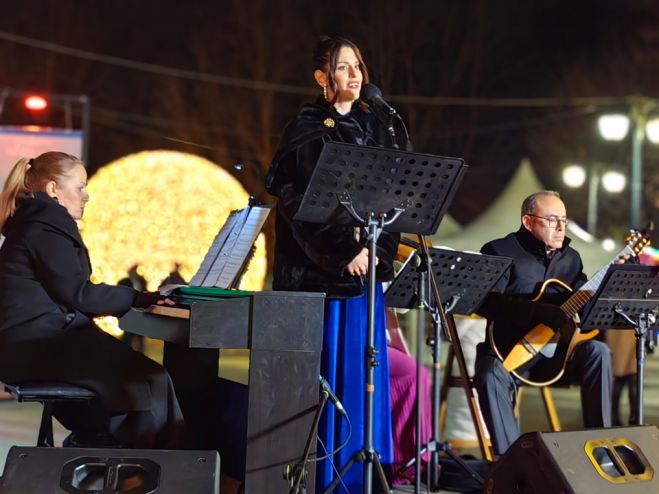 &Mu;&epsilon; &sigma;&upsilon;&nu;&alpha;&upsilon;&lambda;ί&alpha; &eta; &upsilon;&pi;&omicron;&delta;&omicron;&chi;ή &tau;&omicron;&upsilon; &nu;έ&omicron;&upsilon; έ&tau;&omicron;&upsilon;&sigmaf; &sigma;&tau;&eta;&nu; &Tau;&rho;ί&pi;&omicron;&lambda;&eta; (&epsilon;&iota;&kappa;ό&nu;&epsilon;&sigmaf; - &beta;ί&nu;&tau;&epsilon;&omicron;)