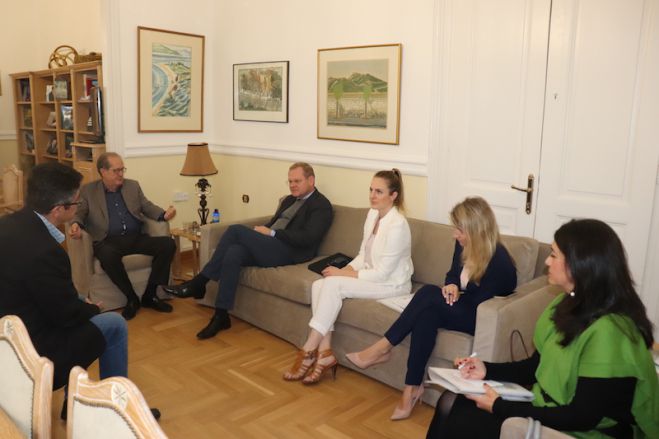 &Gamma;&epsilon;&rho;&mu;&alpha;&nu;&omicron;ί tour operators &sigma;&upsilon;&nu;&alpha;&nu;&tau;ή&theta;&eta;&kappa;&alpha;&nu; &mu;&epsilon; &tau;&omicron;&nu; &Pi;&epsilon;&rho;&iota;&phi;&epsilon;&rho;&epsilon;&iota;ά&rho;&chi;&eta;