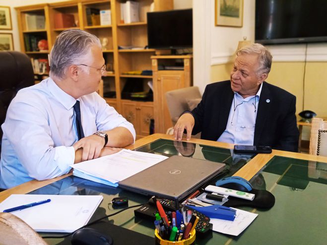 &Sigma;&tau;&eta;&nu; &Tau;&rho;ί&pi;&omicron;&lambda;&eta; &omicron; &Pi;&rho;&omicron;έ&delta;&rho;&omicron;&sigmaf; &tau;&omicron;&upsilon; "&Chi;&alpha;&mu;ό&gamma;&epsilon;&lambda;&omicron;&upsilon; &tau;&omicron;&upsilon; &Pi;&alpha;&iota;&delta;&iota;&omicron;ύ"