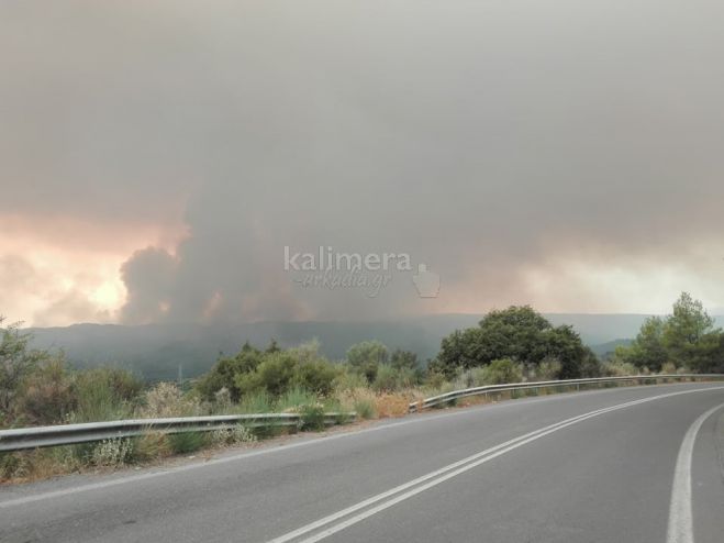 Γορτυνία | Το μέτωπο της φωτιάς όπως φαίνεται από το Τουμπίτσι (εικόνες - βίντεο)