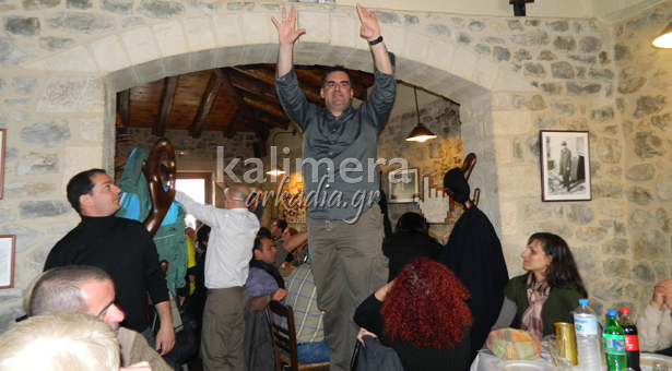 &Omicron; &Pi;&alpha;&nu;&alpha;&rho;&kappa;&alpha;&delta;&iota;&kappa;ό&sigmaf; &Alpha;&theta;&lambda;&eta;&tau;&iota;&kappa;ό&sigmaf; Ό&mu;&iota;&lambda;&omicron;&sigmaf; &Kappa;&omega;&phi;ώ&nu; έ&kappa;&omicron;&psi;&epsilon; &tau;&eta;&nu; &pi;ί&tau;&alpha; &tau;&omicron;&upsilon; &sigma;&tau;&eta;&nu; &Tau;&rho;ί&pi;&omicron;&lambda;&eta; (&epsilon;&iota;&kappa;ό&nu;&epsilon;&sigmaf; &kappa;&alpha;&iota; &beta;ί&nu;&tau;&epsilon;&omicron;)!