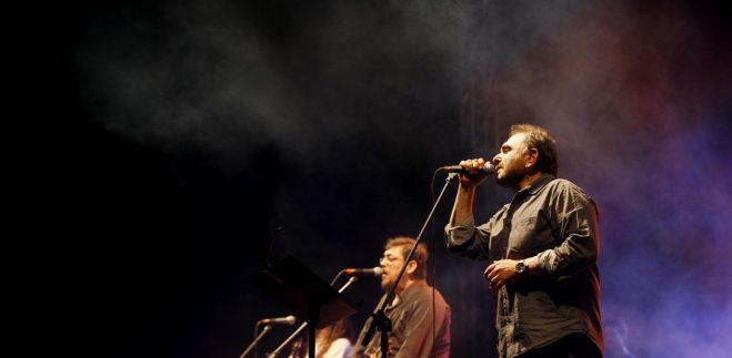 &Mu;&alpha;&chi;&alpha;&iota;&rho;ί&tau;&sigma;&alpha;&sigmaf; &kappa;&alpha;&iota; &Mu;&pi;&omicron;&upsilon;&lambda;ά&sigmaf; &theta;&alpha; &tau;&rho;&alpha;&gamma;&omicron;&upsilon;&delta;ή&sigma;&omicron;&upsilon;&nu; &xi;&alpha;&nu;ά &tau;&omicron; &laquo;&phi;&lambda;&alpha;&sigma;ά&kappa;&iota;&raquo; &sigma;&tau;&omicron;&upsilon;&sigmaf; &omicron;&upsilon;&rho;&alpha;&nu;&omicron;ύ&sigmaf; (d)