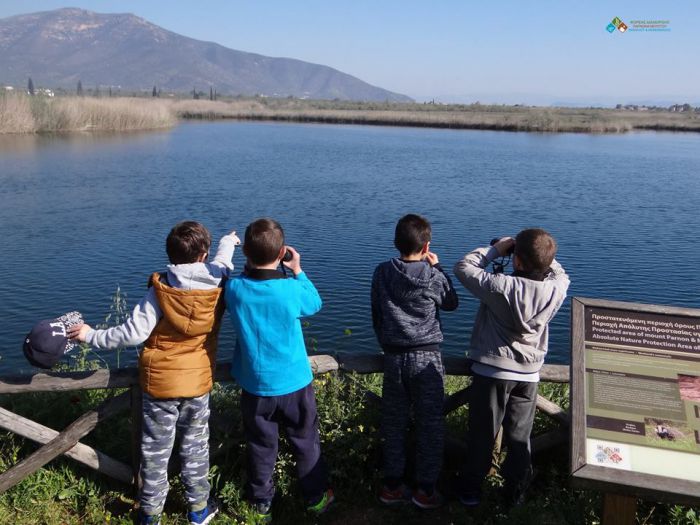 &Eta;&mu;έ&rho;&alpha; &chi;&alpha;&rho;ά&sigmaf; &kappa;&alpha;&iota; &epsilon;&xi;&epsilon;&rho;&epsilon;ύ&nu;&eta;&sigma;&eta;&sigmaf; &gamma;&iota;&alpha; &mu;&alpha;&theta;&eta;&tau;έ&sigmaf; &alpha;&pi;ό &tau;&eta;&nu; &Tau;&rho;ί&pi;&omicron;&lambda;&eta; &sigma;&tau;&eta; &lambda;&iota;&mu;&nu;&omicron;&theta;ά&lambda;&alpha;&sigma;&sigma;&alpha; &Mu;&omicron;&upsilon;&sigma;&tau;&omicron;ύ! (&epsilon;&iota;&kappa;ό&nu;&epsilon;&sigmaf;)