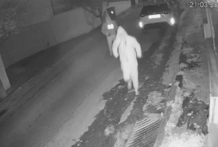 Καρέ καρέ η δράση της συμμορίας που έκλεβε ηλικιωμένους παριστάνοντας υπαλλήλους της ΔΕΗ