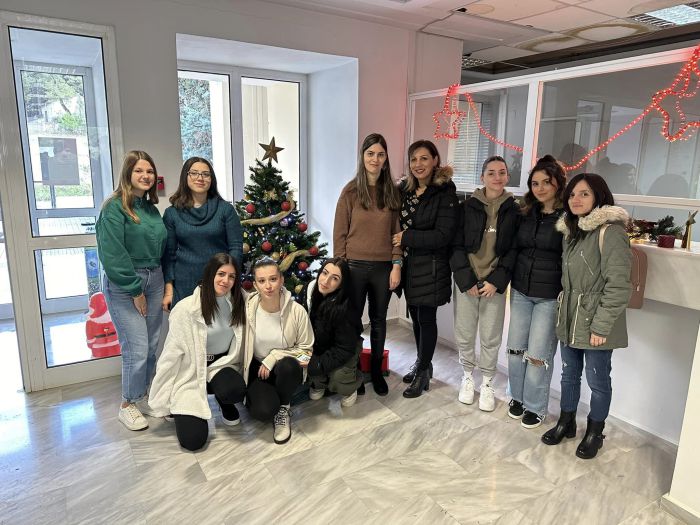 &Sigma;&tau;ό&lambda;&iota;&sigma;&alpha;&nu; &sigma;&tau;&eta;&nu; &Epsilon;&pi;&alpha;&gamma;&gamma;&epsilon;&lambda;&mu;&alpha;&tau;&iota;&kappa;ή &Sigma;&chi;&omicron;&lambda;ή &Mu;&alpha;&theta;&eta;&tau;&epsilon;ί&alpha;&sigmaf; &Tau;&rho;ί&pi;&omicron;&lambda;&eta;&sigmaf; &Delta;.&Upsilon;&Pi;.&Alpha;. (&epsilon;&iota;&kappa;ό&nu;&epsilon;&sigmaf;)