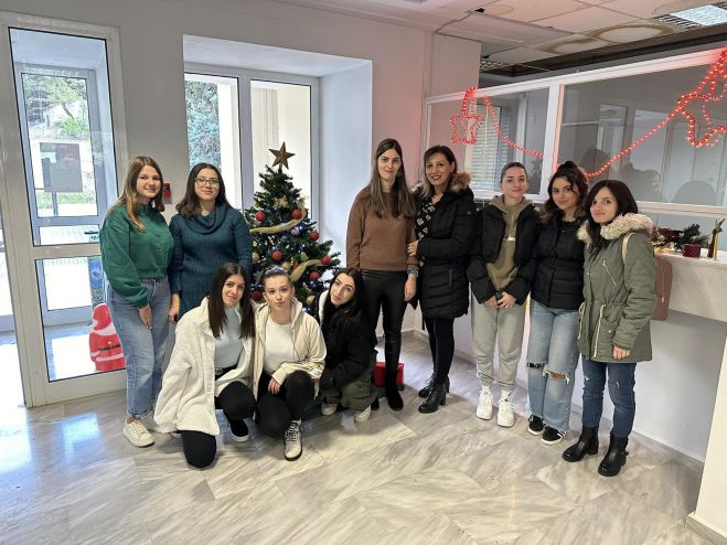 &Sigma;&tau;ό&lambda;&iota;&sigma;&alpha;&nu; &sigma;&tau;&eta;&nu; &Epsilon;&pi;&alpha;&gamma;&gamma;&epsilon;&lambda;&mu;&alpha;&tau;&iota;&kappa;ή &Sigma;&chi;&omicron;&lambda;ή &Mu;&alpha;&theta;&eta;&tau;&epsilon;ί&alpha;&sigmaf; &Tau;&rho;ί&pi;&omicron;&lambda;&eta;&sigmaf; &Delta;.&Upsilon;&Pi;.&Alpha;. (&epsilon;&iota;&kappa;ό&nu;&epsilon;&sigmaf;)