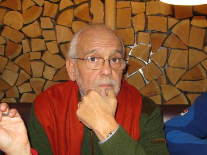 &Pi;έ&theta;&alpha;&nu;&epsilon; &omicron; &delta;&eta;&mu;&omicron;&sigma;&iota;&omicron;&gamma;&rho;ά&phi;&omicron;&sigmaf; &Theta;ά&nu;&omicron;&sigmaf; &Omicron;&iota;&kappa;&omicron;&nu;&omicron;&mu;ό&pi;&omicron;&upsilon;&lambda;&omicron;&sigmaf;, &sigma;ύ&zeta;&upsilon;&gamma;&omicron;&sigmaf; &tau;&eta;&sigmaf; &Alpha;&nu;&tau;&iota;&delta;&eta;&mu;ά&rho;&chi;&omicron;&upsilon; &Tau;&rho;ί&pi;&omicron;&lambda;&eta;&sigmaf; &Mu;&alpha;&rho;ί&alpha;&sigmaf; &Phi;&rho;ά&gamma;&kappa;&omicron;&upsilon;