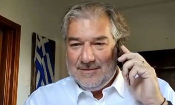 &Kappa;&alpha;&rho;&alpha;&chi;ά&lambda;&iota;&omicron;&sigmaf; &gamma;&iota;&alpha; &Kappa;&alpha;&rho;&upsilon;&sigma;&tau;&iota;&alpha;&nu;&omicron;ύ: &laquo;&Epsilon;ί&nu;&alpha;&iota; &upsilon;&pi;&epsilon;&rho;&delta;&epsilon;&xi;&iota;ά &mu;&epsilon;&sigma;&alpha;&iota;&omega;&nu;&iota;&kappa;&omicron;ύ &tau;ύ&pi;&omicron;&upsilon;&raquo;