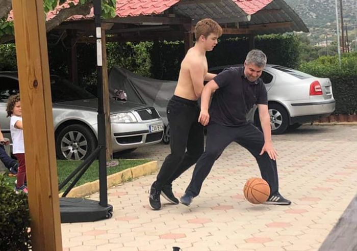 Ο Οδυσσέας παίζει μπάσκετ με τον γιο του! (εικόνες)