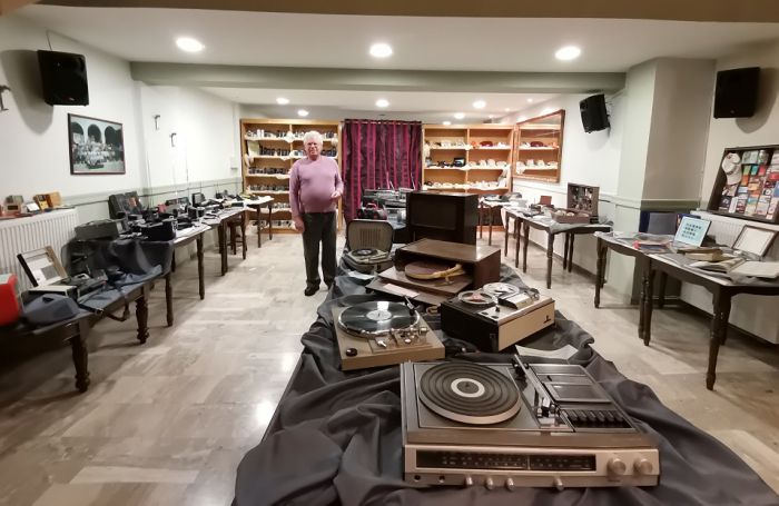 &Tau;&rho;ί&pi;&omicron;&lambda;&eta; | &Xi;&epsilon;&kappa;ί&nu;&eta;&sigma;&epsilon; &eta; έ&kappa;&theta;&epsilon;&sigma;&eta; &tau;&omicron;&upsilon; &Gamma;&iota;ά&nu;&nu;&eta; &Pi;&epsilon;&tau;&sigma;έ&lambda;&eta; "&Tau;&alpha;&xi;ί&delta;&iota; &sigma;&tau;&eta;&nu; &epsilon;&xi;έ&lambda;&iota;&xi;&eta; &tau;&omega;&nu; &sigma;&upsilon;&sigma;&kappa;&epsilon;&upsilon;ώ&nu; &Tau;&eta;&lambda;&epsilon;&pi;&iota;&kappa;&omicron;&iota;&nu;&omega;&nu;ί&alpha;&sigmaf; Ή&chi;&omicron;&upsilon; &kappa;&alpha;&iota; &Epsilon;&iota;&kappa;ό&nu;&alpha;&sigmaf;"
