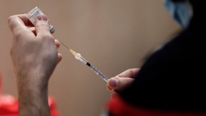 Εμβολιασμός | Εγκρίθηκε η τέταρτη δόση – Πότε έρχεται και ποιους αφορά