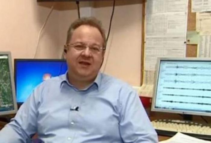 &Pi;&alpha;&pi;&alpha;&zeta;ά&chi;&omicron;&sigmaf;: &laquo;&Alpha;&nu;&alpha;&mu;έ&nu;&omicron;&nu;&tau;&alpha;&iota; &mu;&epsilon;&tau;&alpha;&sigma;&epsilon;&iota;&sigma;&mu;&omicron;ί 6 &rho;ί&chi;&tau;&epsilon;&rho;, ί&sigma;&omega;&sigmaf; &pi;&iota;&omicron; &kappa;&alpha;&tau;&alpha;&sigma;&tau;&rho;&omicron;&phi;&iota;&kappa;&omicron;ί&raquo;