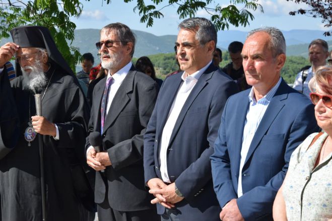 &Tau;&zeta;&iota;&omicron;ύ&mu;&eta;&sigmaf; &alpha;&pi;ό &tau;&omicron; &Kappa;&epsilon;&rho;&alpha;&sigma;&tau;ά&rho;&iota;: &laquo;&Epsilon;&xi;&alpha;&iota;&rho;&epsilon;&tau;&iota;&kappa;ά &tau;&iota;&mu;&eta;&tau;&iota;&kappa;ό &nu;&alpha; &epsilon;&pi;&iota;&sigma;&kappa;έ&pi;&tau;&omicron;&nu;&tau;&alpha;&iota; &tau;&omicron;&nu; &delta;ή&mu;&omicron; &mu;&alpha;&sigmaf; &epsilon;&pi;&iota;&sigma;&tau;ή&mu;&omicron;&nu;&epsilon;&sigmaf; &alpha;&pi;ό ό&lambda;&omicron; &tau;&omicron;&nu; &kappa;ό&sigma;&mu;&omicron;&raquo; (vd)