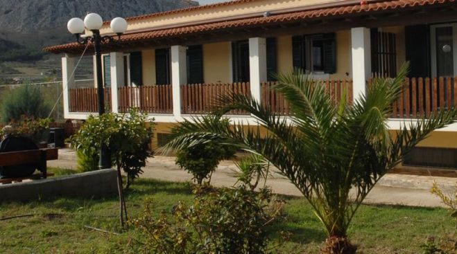 &Tau;&rho;&alpha;&gamma;&omega;&delta;ί&alpha; &sigma;&tau;&eta;&nu; &Kappa;&omicron;&rho;&iota;&nu;&theta;ί&alpha; | 3&chi;&rho;&omicron;&nu;&omicron; &pi;&alpha;&iota;&delta;ί &alpha;&nu;&alpha;&sigma;ύ&rho;&theta;&eta;&kappa;&epsilon; &nu;&epsilon;&kappa;&rho;ό &alpha;&pi;ό &beta;ό&theta;&rho;&omicron; ...