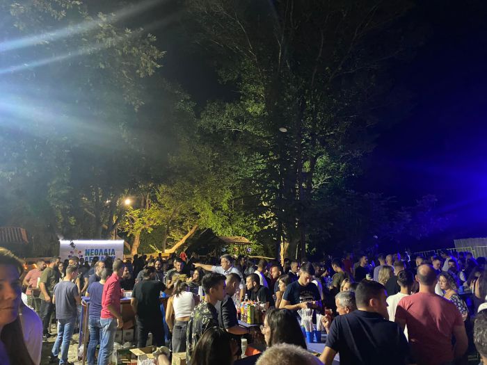 &Lambda;&epsilon;&beta;ί&delta;&iota; | &Tau;&omicron; party &tau;&eta;&sigmaf; &nu;&epsilon;&omicron;&lambda;&alpha;ί&alpha;&sigmaf; &epsilon;ί&nu;&alpha;&iota; &pi;ά&lambda;&iota; &epsilon;&delta;ώ! (&epsilon;&iota;&kappa;ό&nu;&epsilon;&sigmaf; - &beta;ί&nu;&tau;&epsilon;&omicron;)