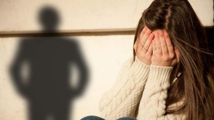 &Theta;&epsilon;&sigma;&sigma;&alpha;&lambda;&omicron;&nu;ί&kappa;&eta; | &Eta; &kappa;&alpha;&tau;&alpha;&gamma;&gamma;&epsilon;&lambda;ί&alpha; &pi;&omicron;&upsilon; &omicron;&delta;ή&gamma;&eta;&sigma;&epsilon; &sigma;&tau;&eta; &sigma;ύ&lambda;&lambda;&eta;&psi;&eta; &tau;&omicron;&upsilon; 76&chi;&rho;&omicron;&nu;&omicron;&upsilon; - &Alpha;&rho;&nu;&epsilon;ί&tau;&alpha;&iota; ό&tau;&iota; &alpha;&sigma;&epsilon;&lambda;&gamma;&omicron;ύ&sigma;&epsilon; &sigma;&tau;&iota;&sigmaf; &epsilon;&gamma;&gamma;&omicron;&nu;έ&sigmaf; &tau;&omicron;&upsilon;