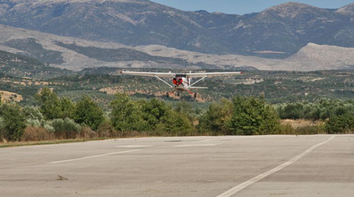 Σε χωράφι με ελιές έπεσε το αεροσκάφος στη Σπάρτη – Νεκροί απεγκλωβίστηκαν οι δύο επιβαίνοντες…