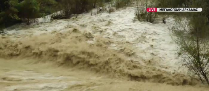 Σε ποτάμια μετατράπηκαν οι δρόμοι στην Μεγαλόπολη - Πλημμύρες σε υπόγεια κατοικιών και καταστημάτων (vd)