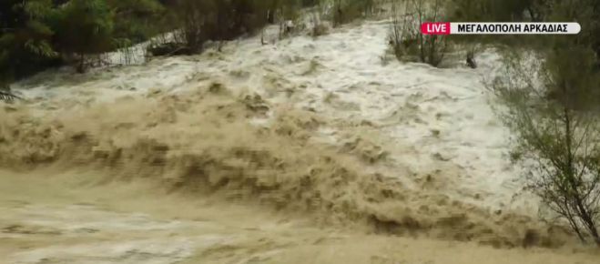 Σε ποτάμια μετατράπηκαν οι δρόμοι στην Μεγαλόπολη - Πλημμύρες σε υπόγεια κατοικιών και καταστημάτων (vd)