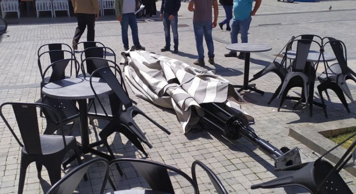 "Πετρινού" | Ομπρέλα σκίασης αφαίρεσε ο Δήμος Τρίπολης