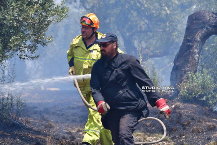 Ένας παπάς που σβήνει φωτιές στην Αργολίδα!