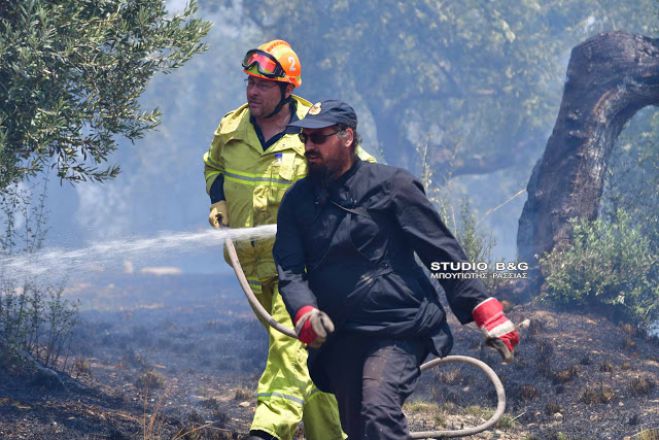 Ένας παπάς που σβήνει φωτιές στην Αργολίδα!