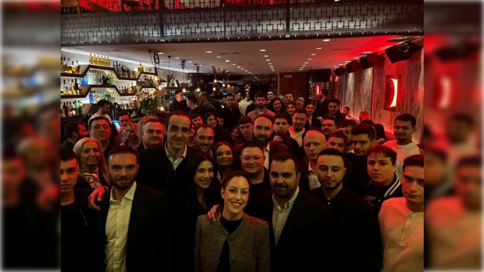 &Sigma;&tau;&eta;&nu; &kappa;&omicron;&pi;ή &pi;ί&tau;&alpha;&sigmaf; &tau;&eta;&sigmaf; &Omicron;&Nu;&Nu;&Epsilon;&Delta; &Alpha;&chi;&alpha;ΐ&alpha;&sigmaf; &omicron; &Gamma;&rho;&eta;&gamma;ό&rho;&eta;&sigmaf; &Delta;&eta;&mu;&eta;&tau;&rho;&iota;ά&delta;&eta;&sigmaf; - &laquo;Ό&tau;&alpha;&nu; &eta; &omicron;&iota;&kappa;&omicron;&gamma;έ&nu;&epsilon;&iota;ά &mu;&alpha;&sigmaf; &epsilon;ί&nu;&alpha;&iota; &epsilon;&nu;&omega;&mu;έ&nu;&eta;, &kappa;ά&nu;&epsilon;&iota; &theta;&alpha;ύ&mu;&alpha;&tau;&alpha;&raquo; (vd)