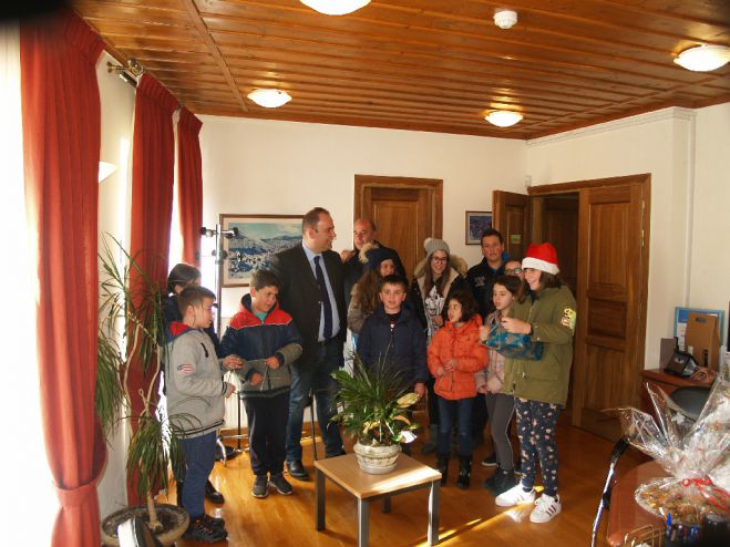 Τα κάλαντα στον Δήμαρχο Γορτυνίας από τα παιδιά του &quot;Χορεσίβιου&quot;! (vd)