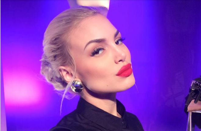 &Tau;&rho;έ&lambda;&alpha;&nu;&epsilon; &tau;&omicron; "My Style Rocks" &eta; &Alpha;&lambda;&epsilon;&xi;ά&nu;&delta;&rho;&alpha; &alpha;&pi;ό &tau;&eta;&nu; &Tau;&rho;ί&pi;&omicron;&lambda;&eta; - "&Epsilon;ί&sigma;&alpha;&iota; ... &kappa;&alpha;&rho;&alpha;&tau;&omicron;ύ&mu;&pi;&alpha;&nu;&omicron;" &tau;&eta;&sigmaf; &epsilon;ί&pi;&epsilon; &kappa;&rho;&iota;&tau;ή&sigmaf;! (vd)