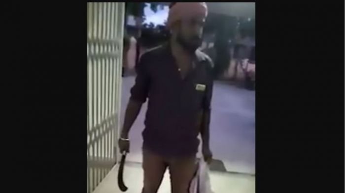 Βίντεο-σοκ | Ινδός μπαίνει στο αστυνομικό τμήμα με ματσέτα και ... το κεφάλι της γυναίκας του (vd)