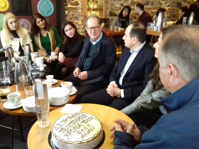 &Tau;&eta;&nu; &pi;ί&tau;&alpha; &tau;&omicron;&upsilon;&sigmaf; &gamma;&iota;&alpha; &tau;&omicron; 2020 έ&kappa;&omicron;&psi;&alpha;&nu; &omicron;&iota; &tau;&rho;ί&tau;&epsilon;&kappa;&nu;&omicron;&iota; &tau;&eta;&sigmaf; &Pi;&epsilon;&lambda;&omicron;&pi;&omicron;&nu;&nu;ή&sigma;&omicron;&upsilon; &sigma;&tau;&eta;&nu; &Tau;&rho;ί&pi;&omicron;&lambda;&eta; (&epsilon;&iota;&kappa;ό&nu;&epsilon;&sigmaf;)