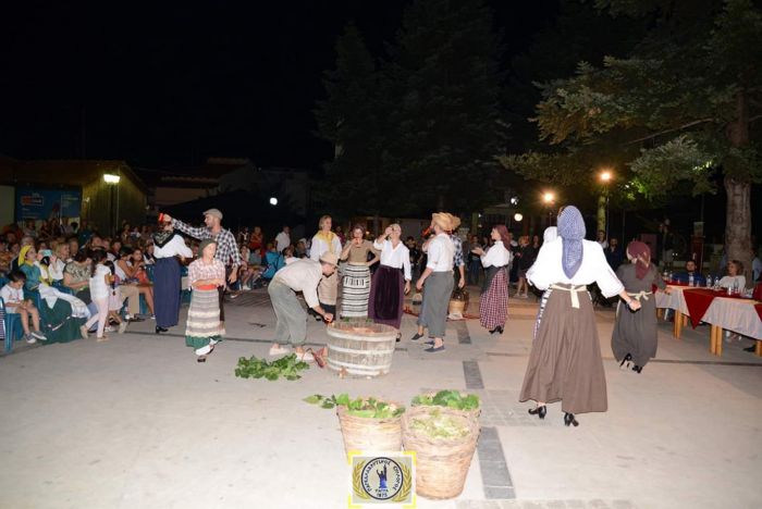 Ο Τσακώνικος που τραγούδησαν οι ''Μωραΐτες'' από την Πάτρα στο δρώμενο ''Θέρος - Τρύγος - Πόλεμος''! (vd)