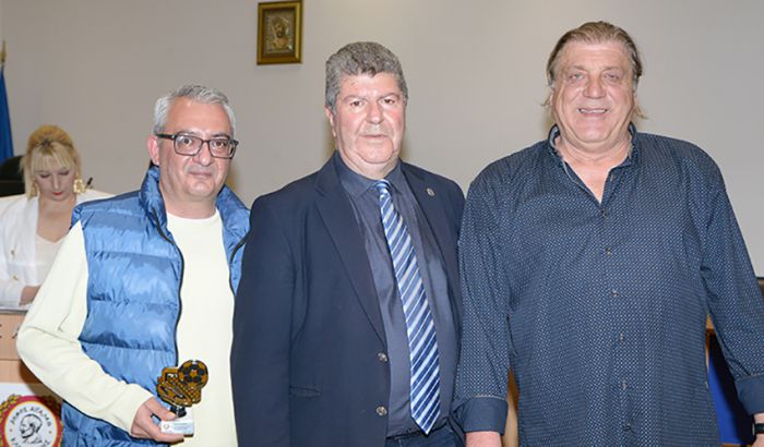 &Omicron; &Delta;ή&mu;&omicron;&sigmaf; &Alpha;&iota;&gamma;ά&lambda;&epsilon;&omega; &tau;ί&mu;&eta;&sigma;&epsilon; &tau;&omicron;&nu; &Gamma;&omicron;&rho;&tau;ύ&nu;&iota;&omicron; &Theta;&epsilon;ό&delta;&omega;&rho;&omicron; &Gamma;&omicron;&upsilon;&rho;&nu;ά