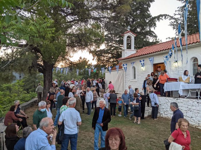 &Omicron; &Epsilon;&sigma;&pi;&epsilon;&rho;&iota;&nu;ό&sigmaf; &Alpha;&nu;&alpha;&lambda;ή&psi;&epsilon;&omega;&sigmaf; &sigma;&tau;&eta;&nu; &Tau;&rho;ί&pi;&omicron;&lambda;&eta; (&epsilon;&iota;&kappa;ό&nu;&epsilon;&sigmaf;)