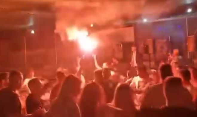 &Delta;&eta;&mu;&omicron;&tau;&iota;&kappa;ό &gamma;&lambda;έ&nu;&tau;&iota; &mu;έ&chi;&rho;&iota; &tau;&omicron; &pi;&rho;&omega;ί &mu;&epsilon; &chi;&omicron;&rho;ό, &tau;&rho;&alpha;&gamma;&omicron;ύ&delta;&iota; &kappa;&alpha;&iota; &kappa;&alpha;&pi;&nu;&omicron;&gamma;ό&nu;&alpha; &sigma;&tau;&eta;&nu; &Kappa;&alpha;&mu;&epsilon;&nu;ί&tau;&sigma;&alpha;! (vd)