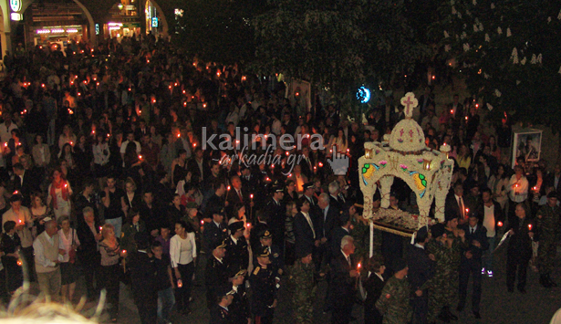 Η συνάντηση των Επιταφίων στην κεντρική πλατεία της Τρίπολης (vd)