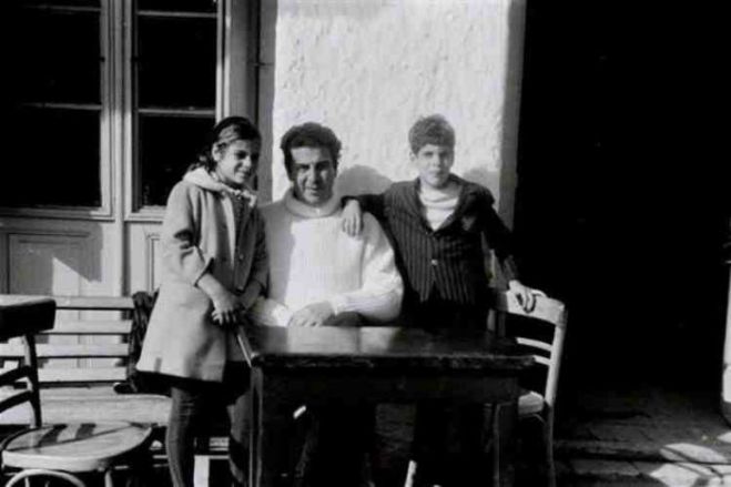 93 χρόνια Μίκης – Δείτε ασπρόμαυρες φωτογραφίες από την εξορία του στη Ζάτουνα!